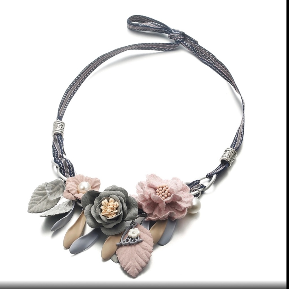 Just in! Gorgeous Fabric Floral necklace! - Picture 1 of 3
